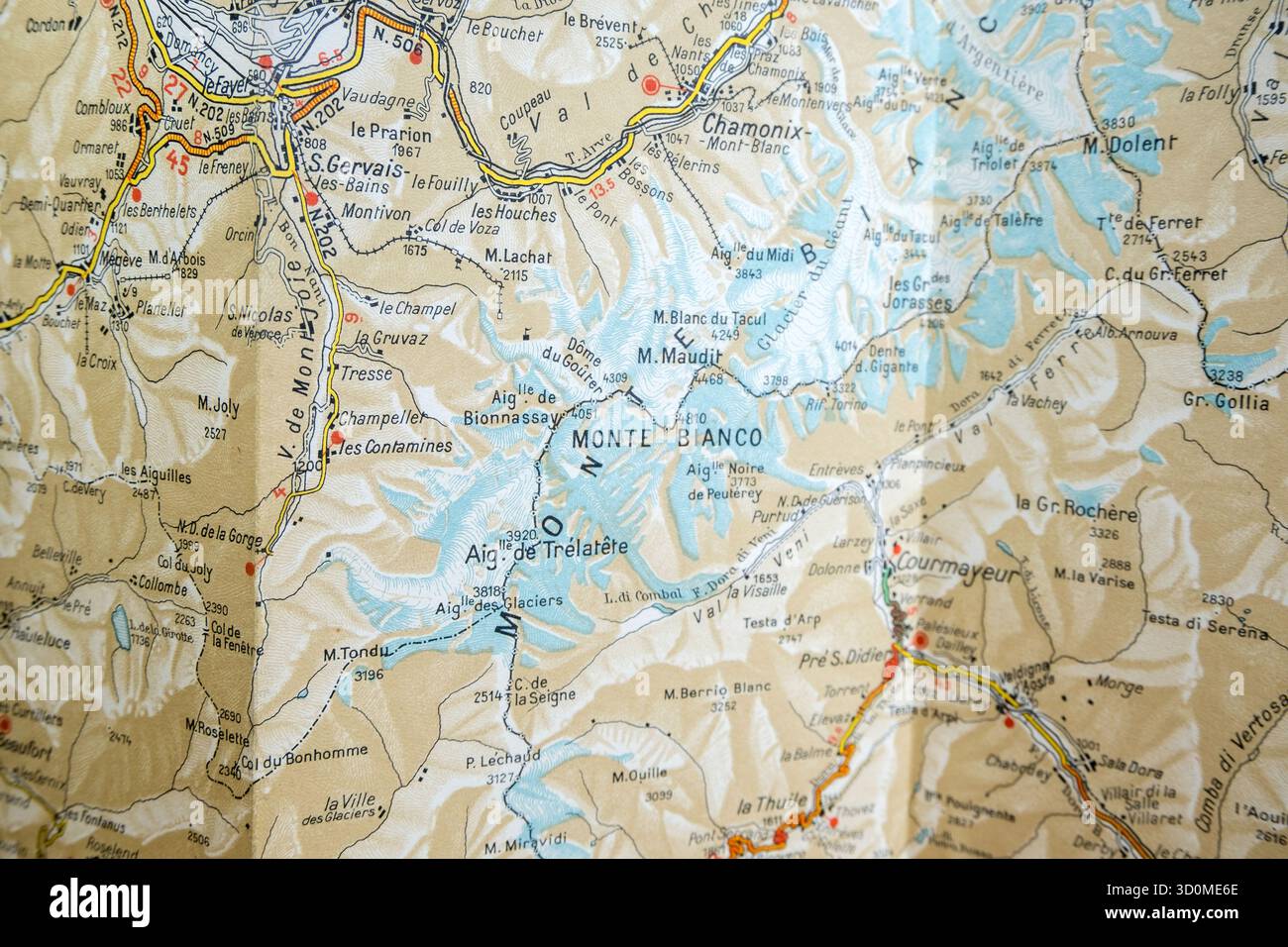 Vintage-Karte mit Details zum Monte Bianco (Mont Blanc) Massiv, Courmayeur und Gletscher. Stockfoto