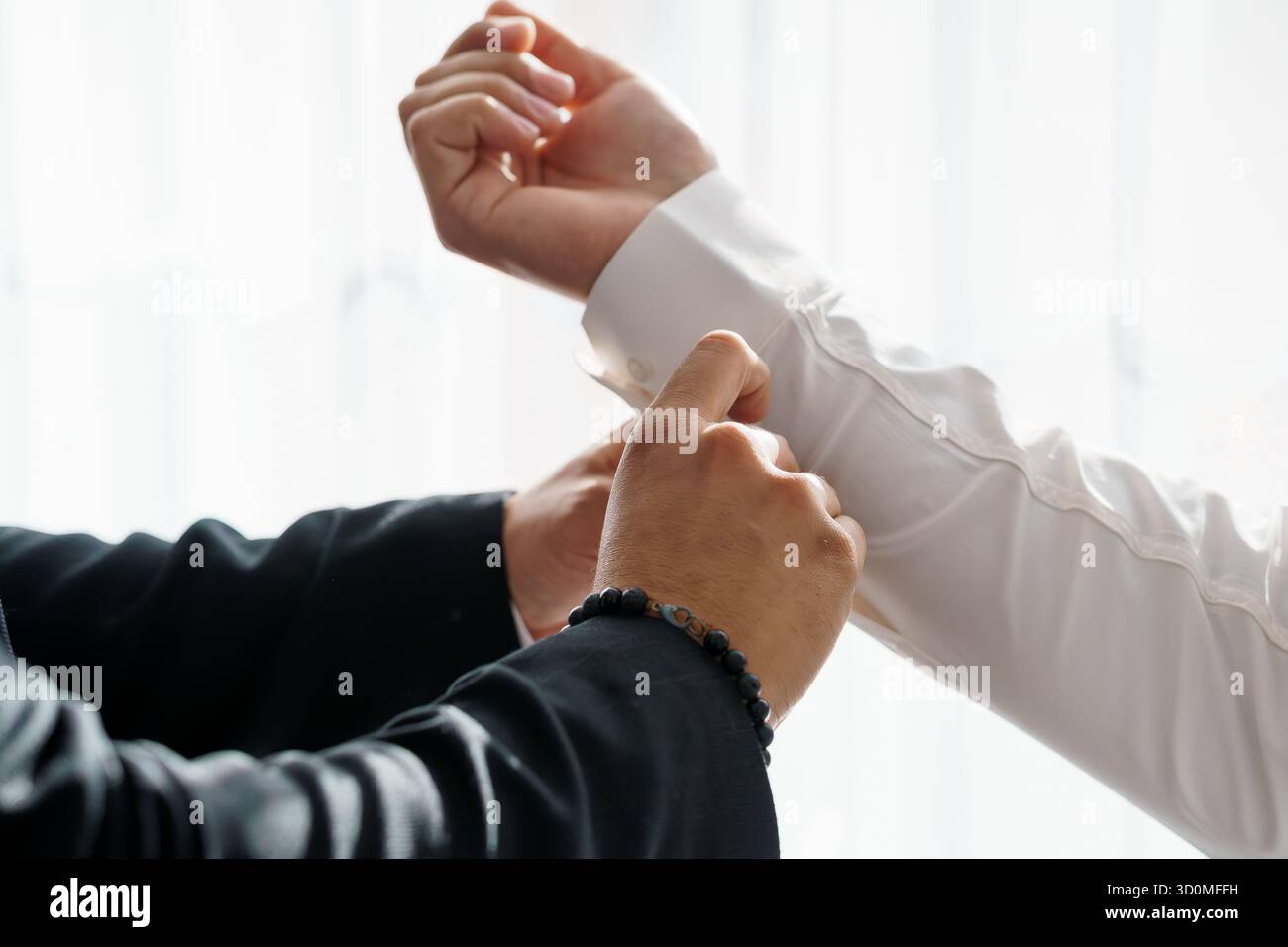 Eine Nahaufnahme zeigt einen professionellen Handschlag zwischen zwei Personen in formeller Geschäftskleidung und symbolisiert eine erfolgreiche Vereinbarung und Vertrauen. A bl Stockfoto