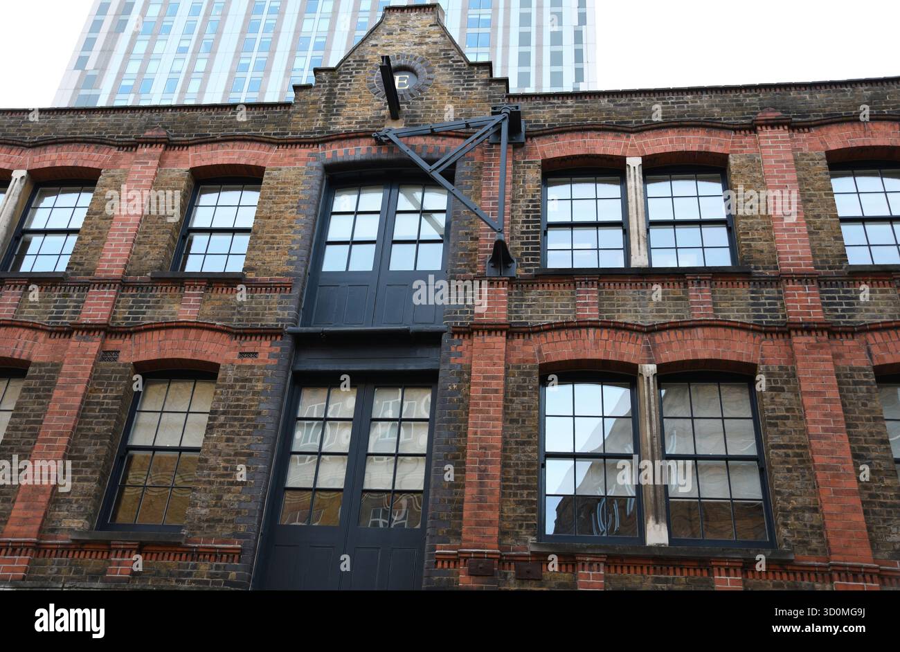 Gebäude mit Tenter, Spitalfields, East London, Großbritannien. Das Zelt wurde verwendet, um Tierhäute zu dehnen, um Leder herzustellen. Stockfoto