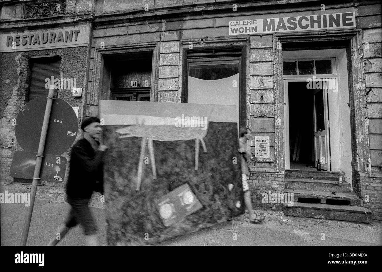 Deutschland, Berlin, 10.06.1992, Galerie Wohnmaschine, Tucholskystraße, Kunsttransport, Jörg der Knöfel (links) Friedrich Loock / Galerieeigentümer (rechts), [automatisierte Übersetzung] Stockfoto