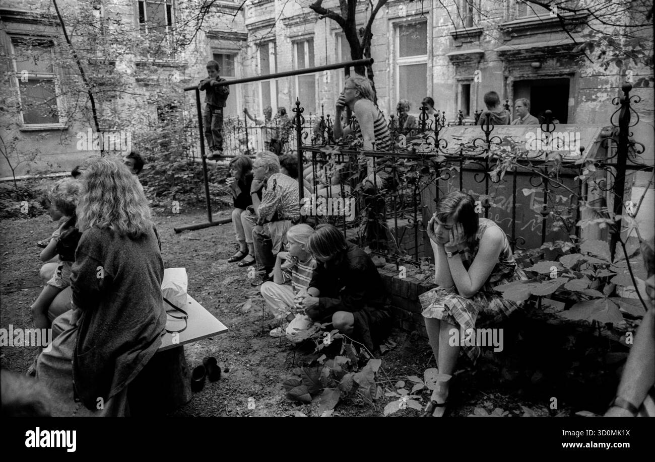 Deutschland, Berlin, 22.06.1992, Konzert im Hinterhof, Konzert der Alten Musik (Mittelalter), im Hinterhof der Wörther Straße 35, Publikum, [automatisierte Übersetzung] Stockfoto