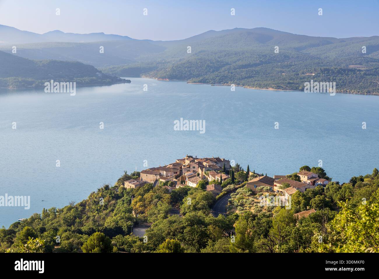 Sainte-Croix-du-Verdon, Alpes-de-Haute-Provence, Frankreich, Sommer — Blick aus der Vogelperspektive auf das türkisfarbene Wasser des Sees Sainte-Croix, umgeben von Bergen und Stockfoto