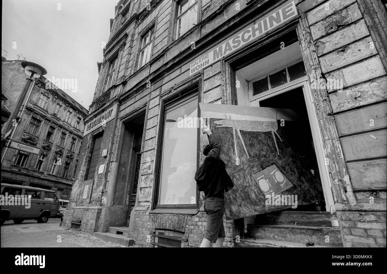 Deutschland, Berlin, 10.06.1992, Galerie Wohnmaschine, Tucholskystraße, Kunsttransport, Jörg der Knöfel (links) Friedrich Loock / Galerieeigentümer (rechts), [automatisierte Übersetzung] Stockfoto