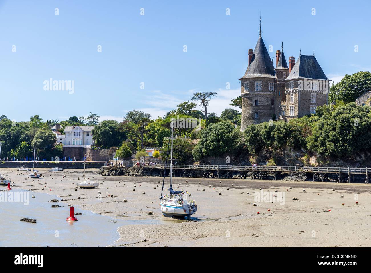 Pornic, Loire-Atlantique, Frankreich, Sommer – malerischer Blick auf das historische Château de Pornic mit Blick auf den Hafen an der Atlantikküste Stockfoto