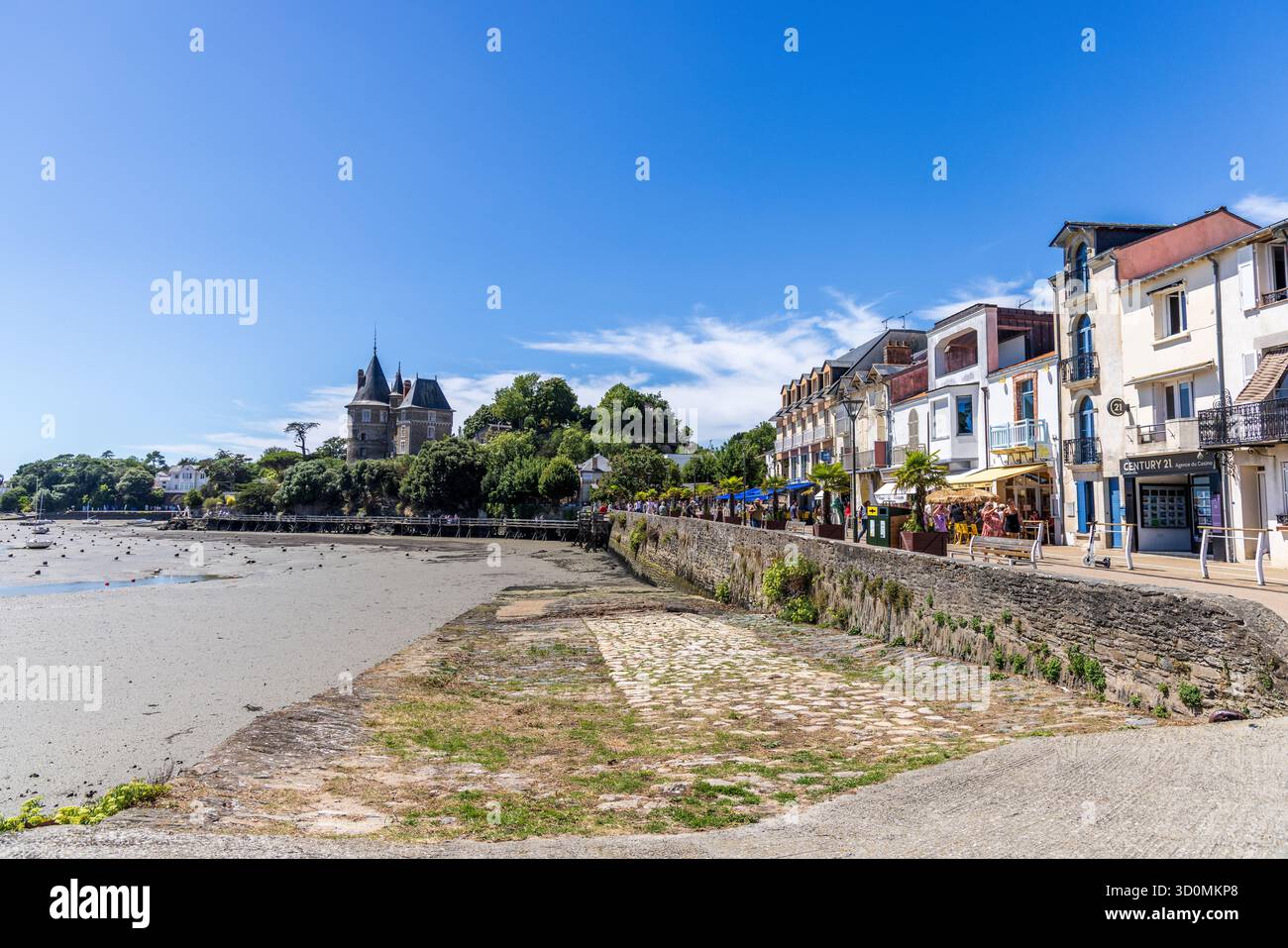 Pornic, Loire-Atlantique, Frankreich, Sommer – malerischer Blick auf das historische Château de Pornic mit Blick auf den Hafen an der Atlantikküste Stockfoto