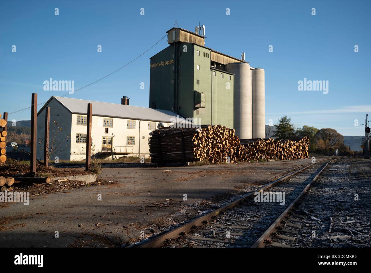 Holz steht vor dem ehemaligen Landwirtschaftsbetrieb Felleskjøpet in Bø, Telemark, das im Februar 2025 in Norwegen, Skandinavien geschlossen wurde. Stockfoto