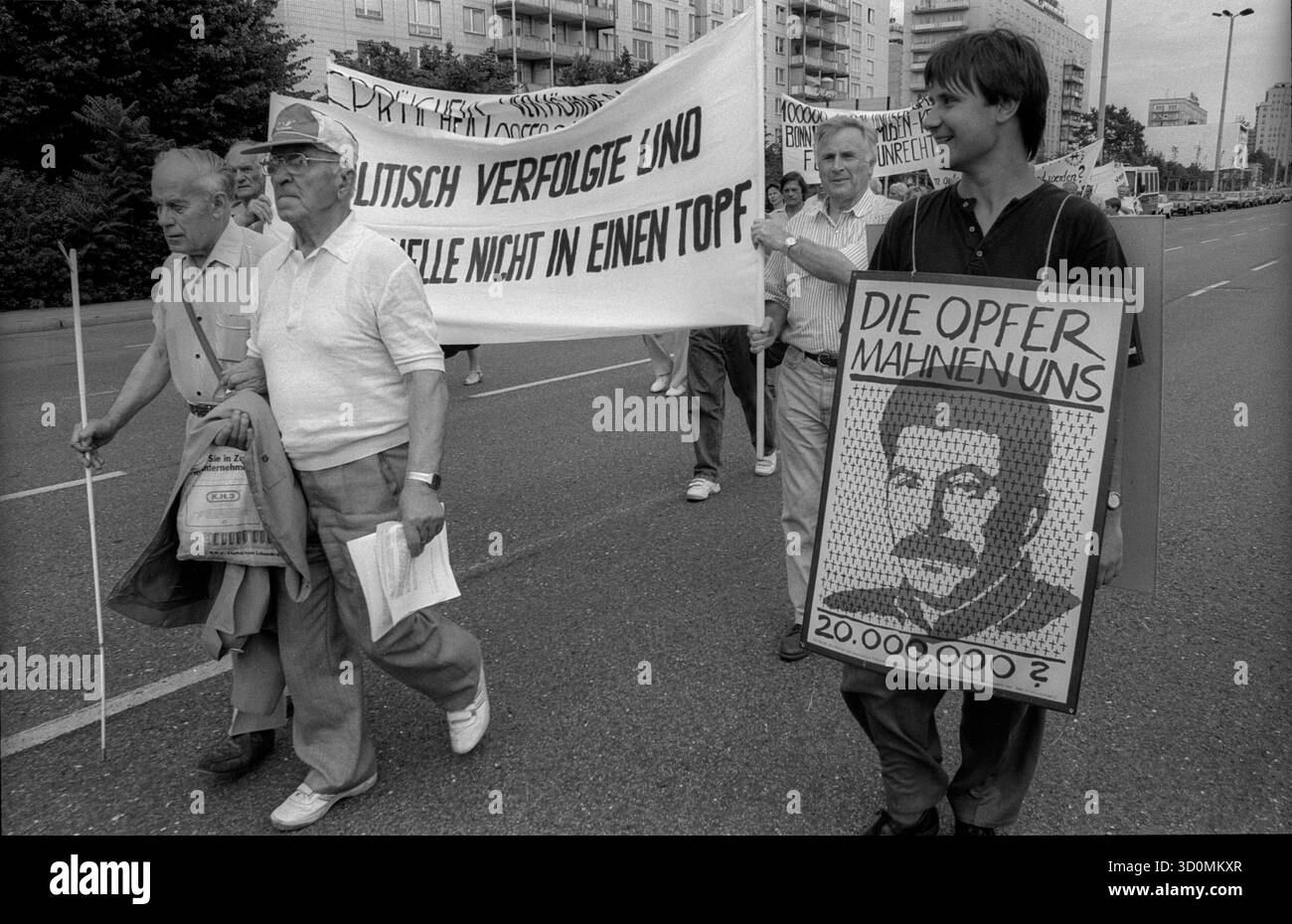 Deutschland, Berlin, 15.06.1992, Demonstration gegen die Verjährungsfrist stalinistischer Verbrechen und für die Anerkennung von Opfern der Gefangenenlager, [automatisierte Übersetzung] Stockfoto