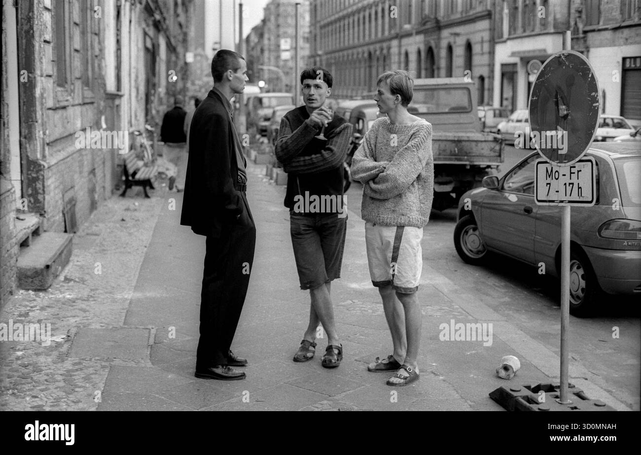 Deutschland, Berlin, 10.06.1992, Galerie Wohnmaschine, Tucholskystraße, Jörg der Knöfel (Mitte), Friedrich Loock / Galerieeigentümer (rechts), Sebastian Baumgarten, Direktor (links), [automatisierte Übersetzung] Stockfoto