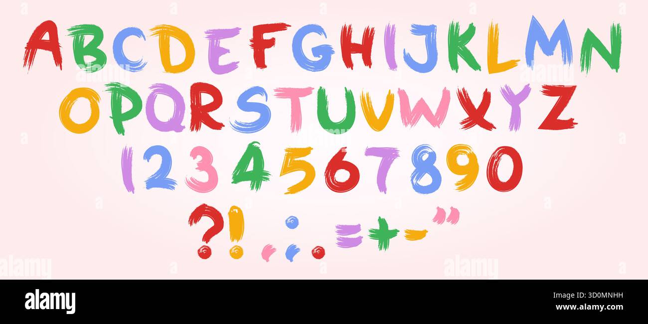 Buntes handgemaltes Alphabet im Buntstift-Stil für Typografie für Kinder. Helle mehrfarbige Pinselstriche, Ziffern und Satzzeichen mit verspielter künstlerischer Textur auf hellrosa Hintergrund. Stock Vektor