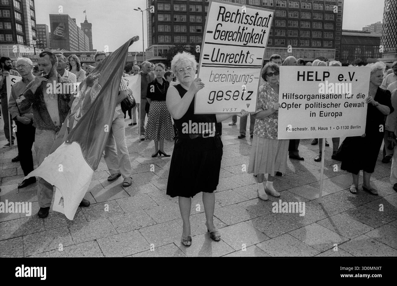 Deutschland, Berlin, 15.06.1992, Demonstration gegen die Verjährungsfrist stalinistischer Verbrechen und für die Anerkennung von Opfern der Gefangenenlager, [automatisierte Übersetzung] Stockfoto