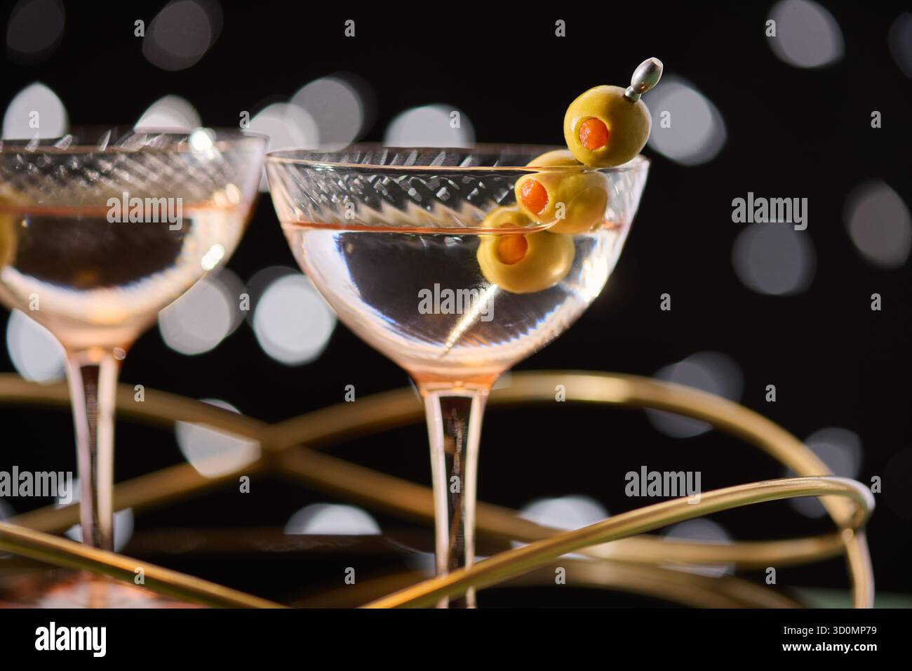 Zwei Martinis in Vintage-rosaroten Gläsern Stockfoto