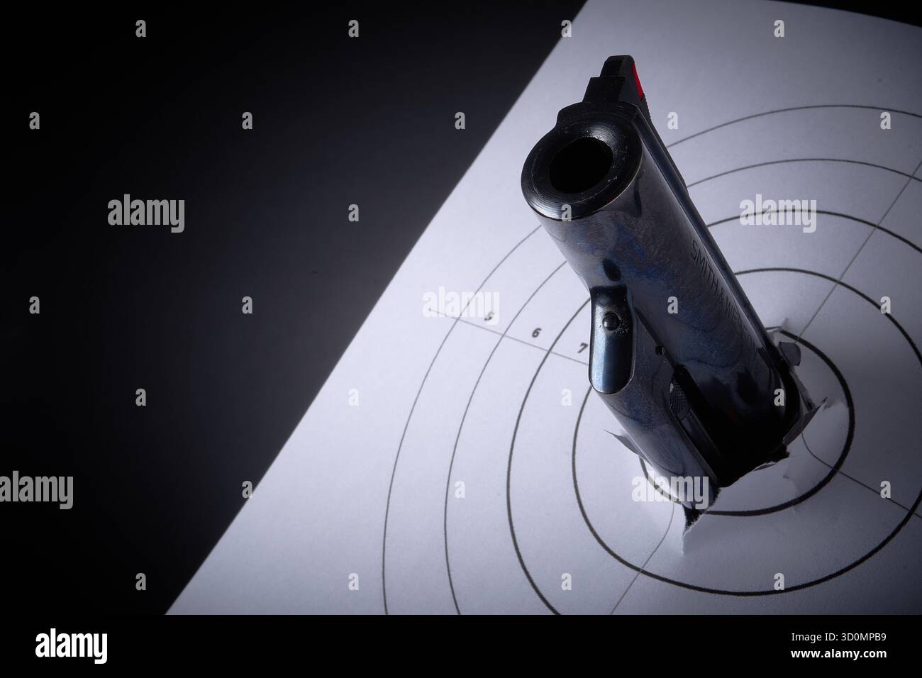 Pistole und Ziel, .41 Smith & Wesson Magnum, Waffenkontrolle Stockfoto