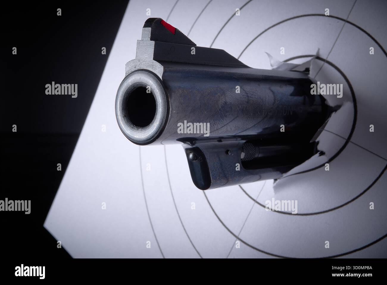 Pistole und Ziel, .41 Smith & Wesson Magnum, Waffenkontrolle Stockfoto