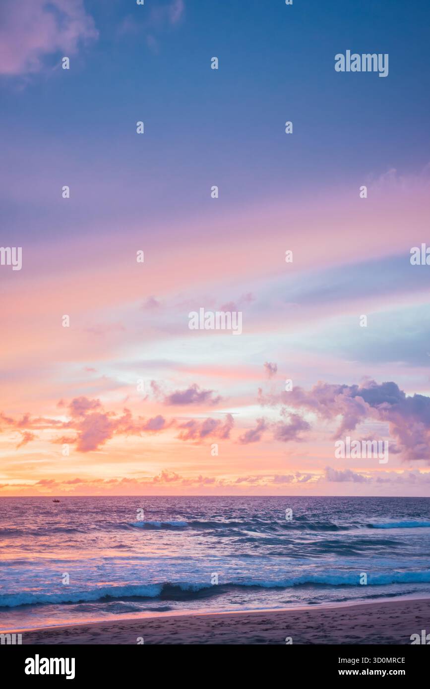 Lebendiger Himmel über der Andamanensee am Karon Beach, Phuket, Thailand Stockfoto