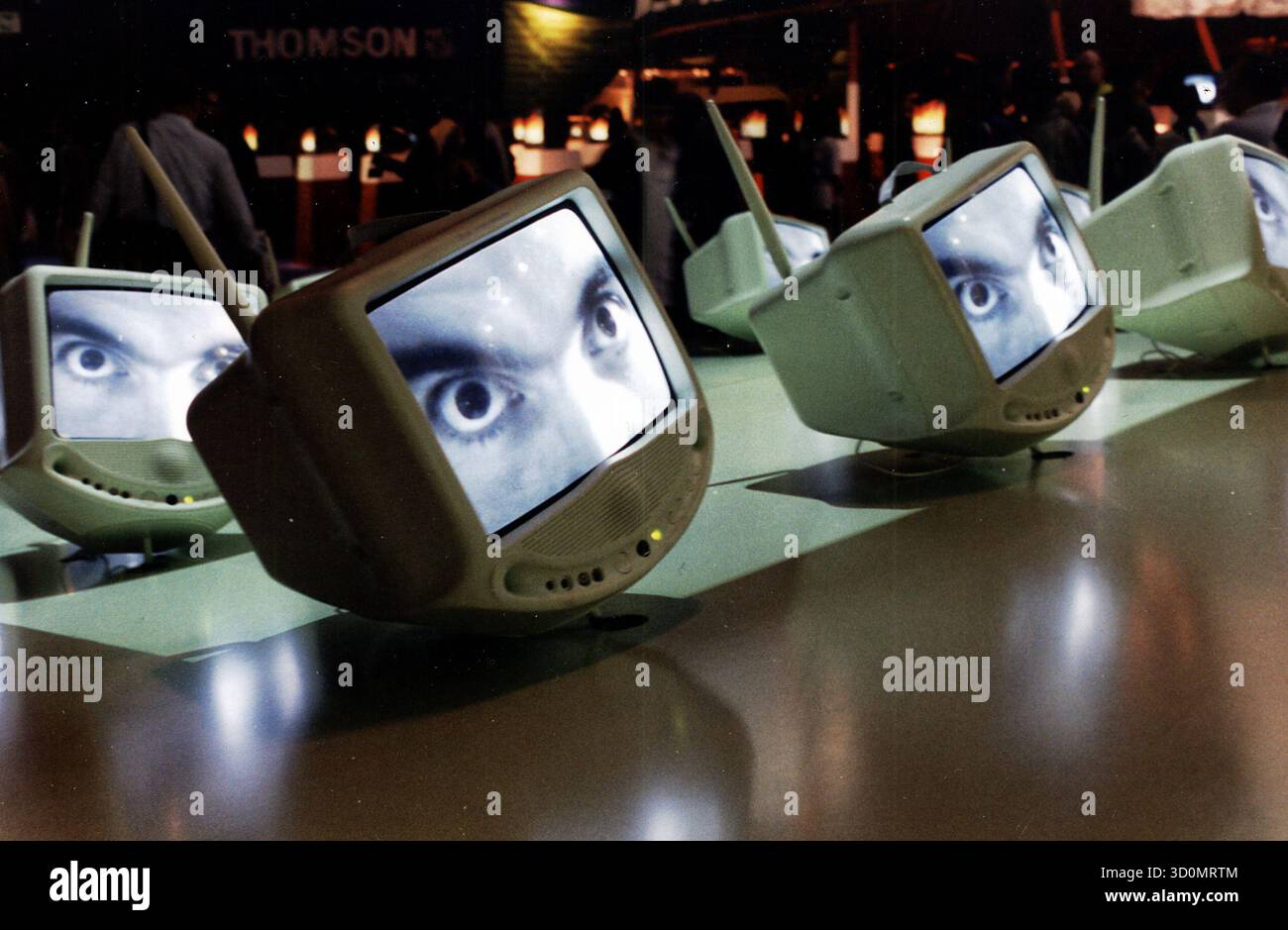 DEU, Deutschland, Berlin, 01.08.1996: Installation von TV-Geräten an der Funkaustellung 1996. [Automatisierte Übersetzung] Stockfoto