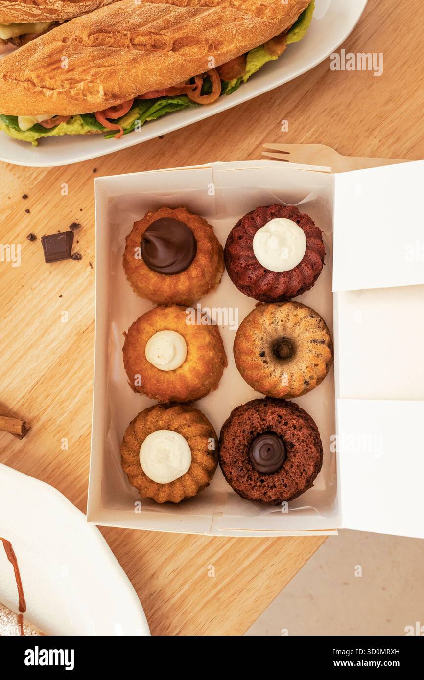 Verschiedene Mini-Bundt-Kuchen in Take-away-Box Stockfoto