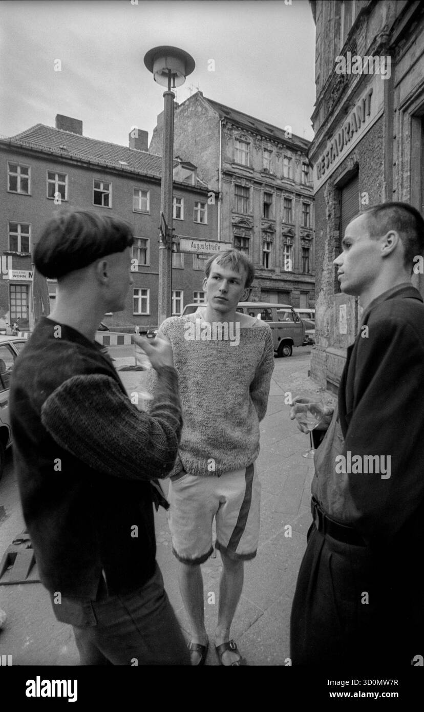 Deutschland, Berlin, 10.06.1992, Galerie Wohnmaschine, Tucholskystraße, Jörg der Knöfel (links) Friedrich Loock / Galerieeigentümer (Mitte), Sebastian Baumgarten, Direktor (rechts), [automatisierte Übersetzung] Stockfoto