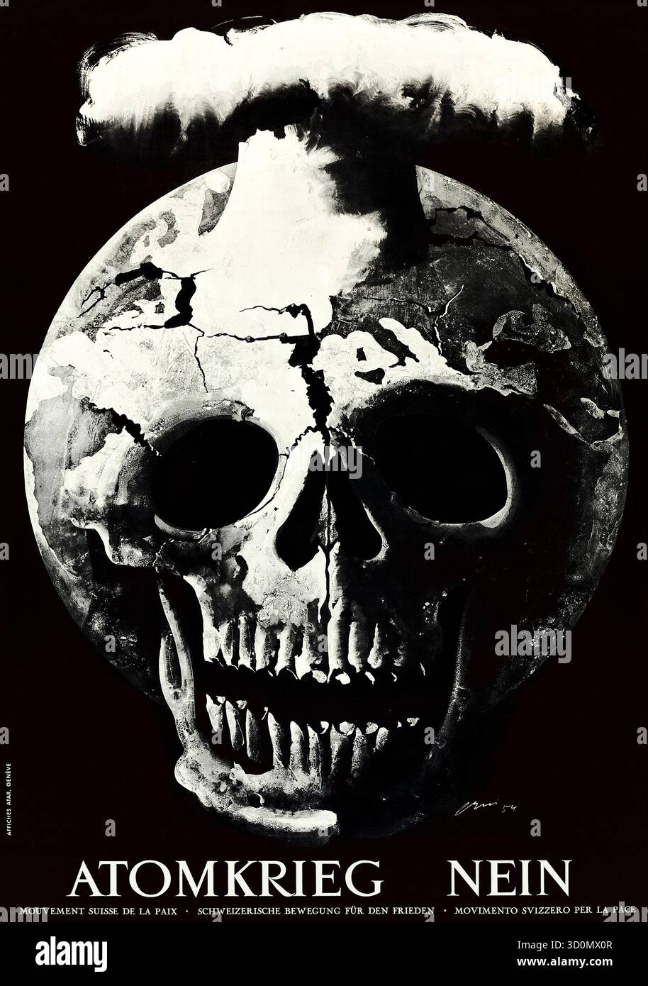"Atomkrieg Nein" [Nein zum Atomkrieg] 1954 politisches Poster, das die Erde in einen menschlichen Schädel verwandelt, mit Rissen über den Kontinenten und einer sich abzeichnenden Atompilzwolke zeigt, die die tödliche Bedrohung des Atomkriegs für die gesamte Menschheit symbolisiert. Poster von Hans Erni (1909–2015) für die Schweizerische Bewegung für den Frieden (Mouvement Suisse de la Paix / Schweizerische Bewegung für den Frieden / Movimento Svizzero per la Pace). Stockfoto