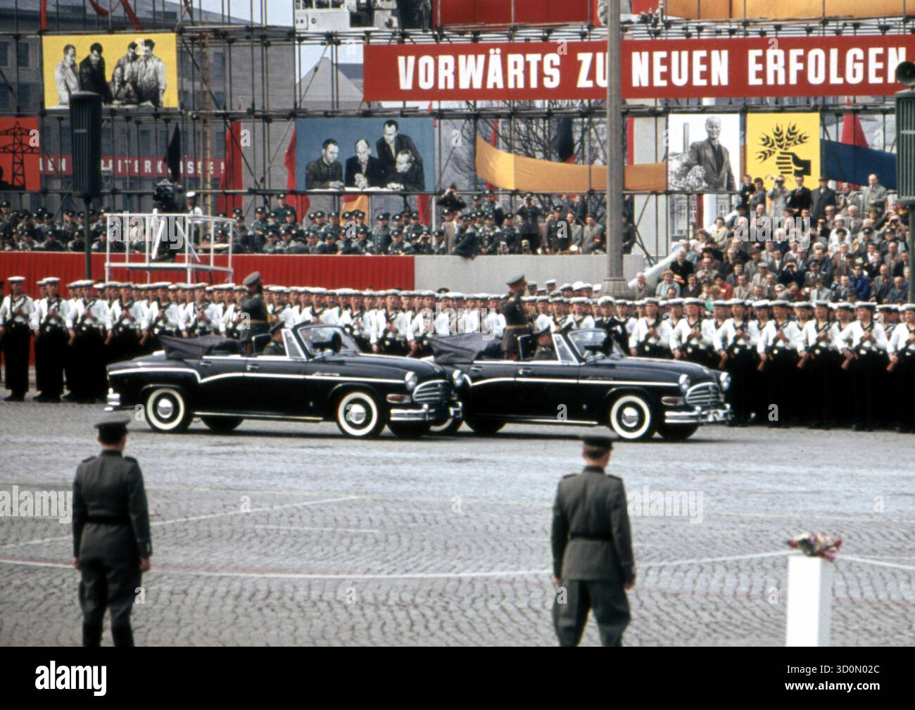 Der damalige DDR-Verteidigungsminister Willi Stoph und sein Stellvertreter Heinz Hoffmann nehmen am 1. Mai 1960 an der Militärparade der DDR-Volksarmee auf dem Marx-Engels-Platz in Ost-Berlin Teil [automatisierte Übersetzung] Stockfoto