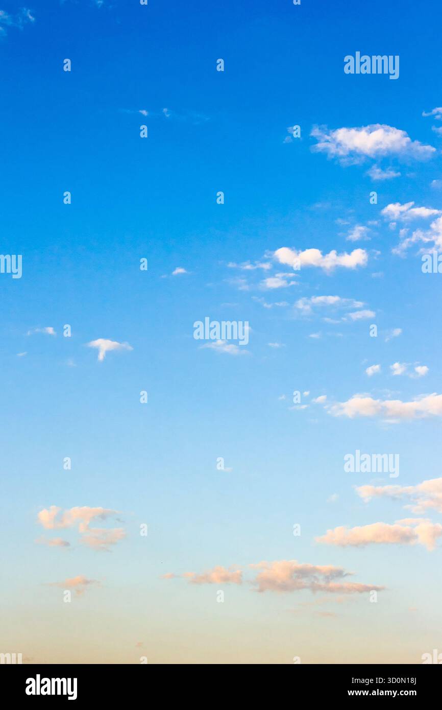 Blauer Himmel an einem sonnigen augusttag. Dynamische Wolkenbildung im Morgenlicht. Windige Wettervorhersage im Sommer. Naturfoto für Hintergrund und Compositi Stockfoto