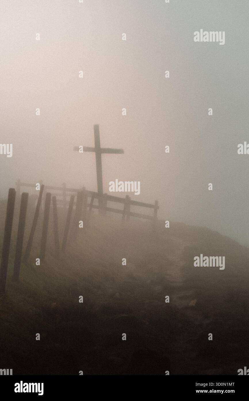 Kreuz in dickem Nebel schafft eine mystische Atmosphäre Stockfoto