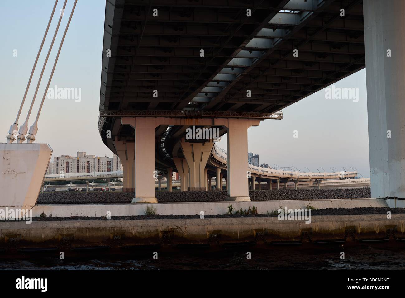 Städtische Infrastruktur Ein umfassender Blick auf eine moderne Autobahn unter Struktur Stockfoto