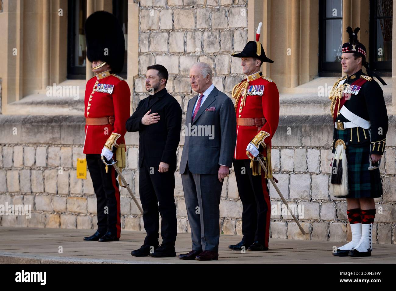 Britain's King Charles III, centre right, and Ukraine's President Volodymyr Zelenskyy take the salute before inspecting a guard of honour at Windsor Castle, England, Friday, Oct, 24, 2025. (Aaron Chown/Pool Photo via AP) Stockfoto