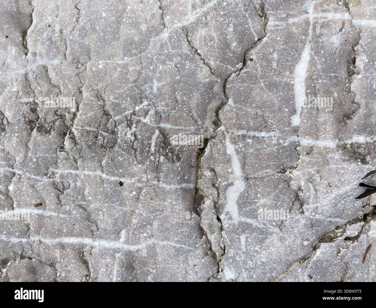 Rustikaler Felsenoberflächenhintergrund mit geologischer Mineralstruktur. Stockfoto