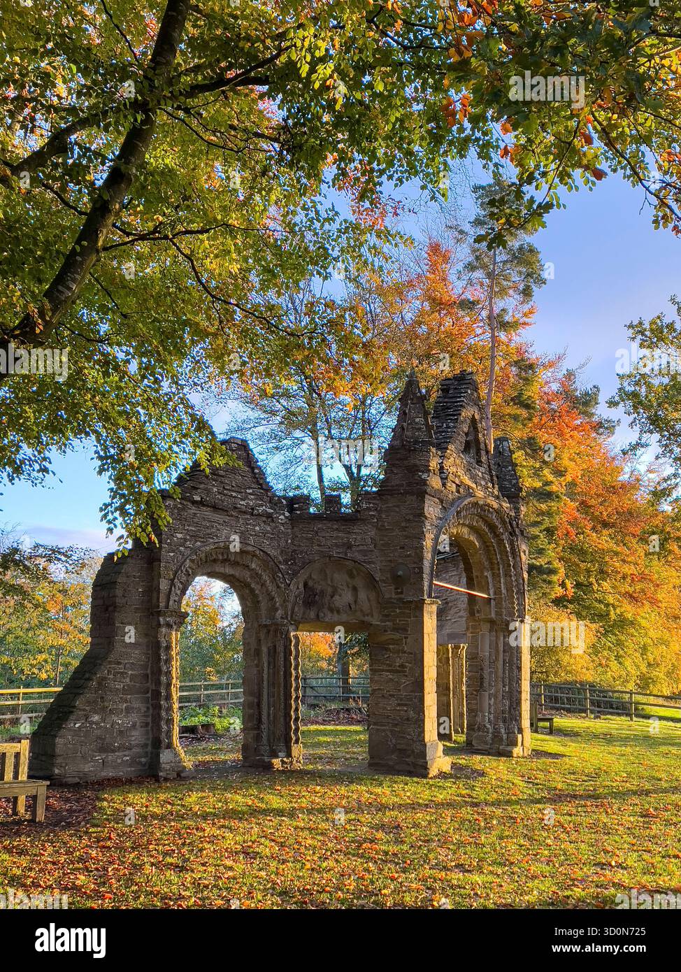 Die 12c Shobdon Arches, Herefordshire, Großbritannien, werden bei Sonnenaufgang an einem perfekten Herbstmorgen gesehen. Sie wurden hierher verlegt, als die örtliche Kirche 1756 wieder aufgebaut wurde Stockfoto