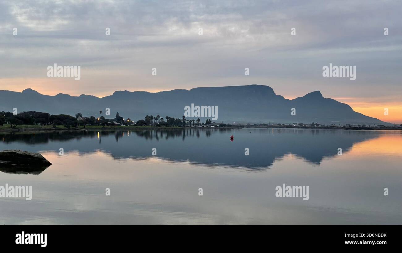 Table Mountain Range, Seitenansicht mit Reflexion, Kapstadt, Südafrika - Smartphone-aufgenommenes Stockfoto