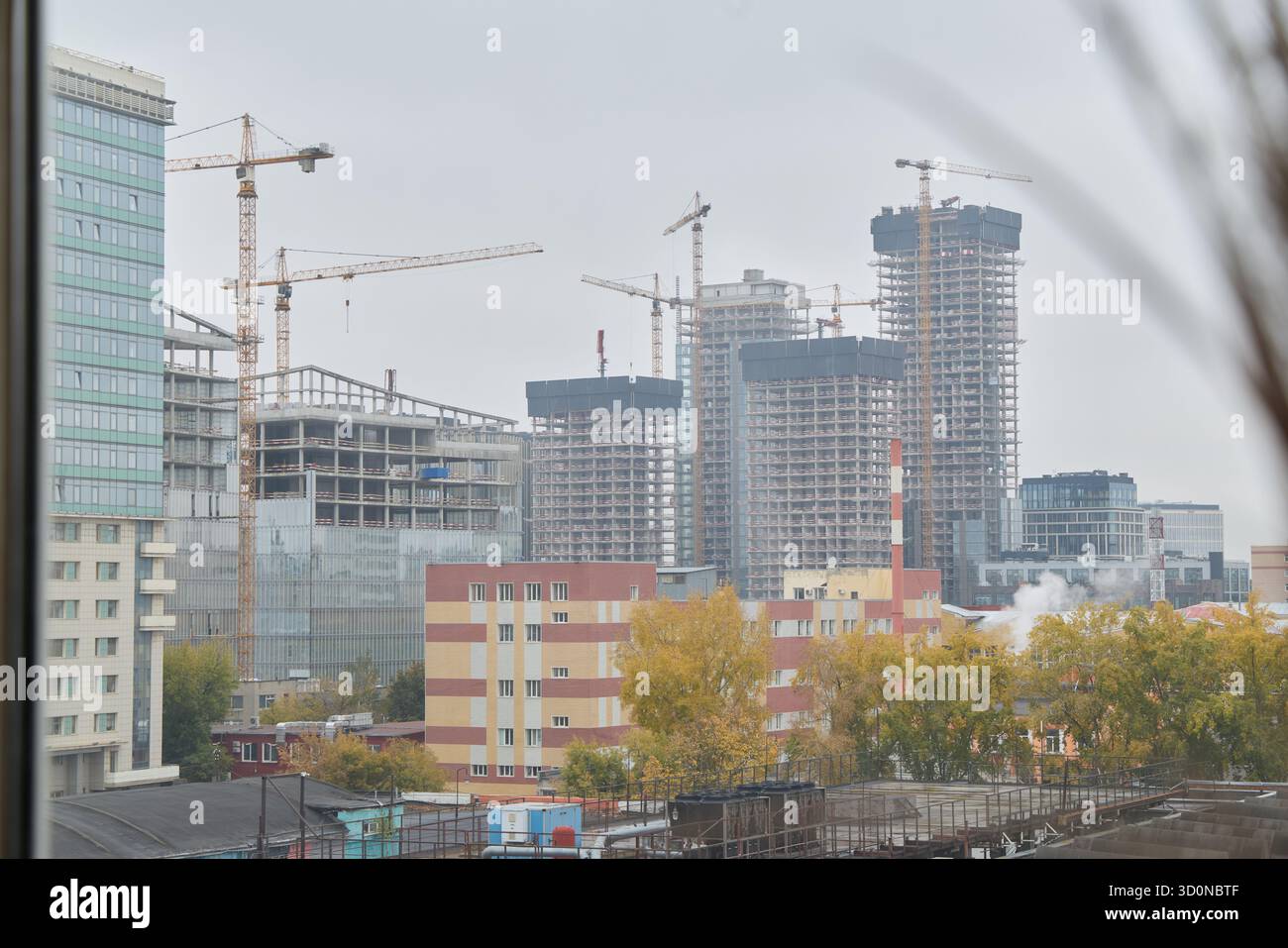 Die dynamische Stadtbaulandschaft zeigt Kräne und Gebäude in Entwicklung Stockfoto