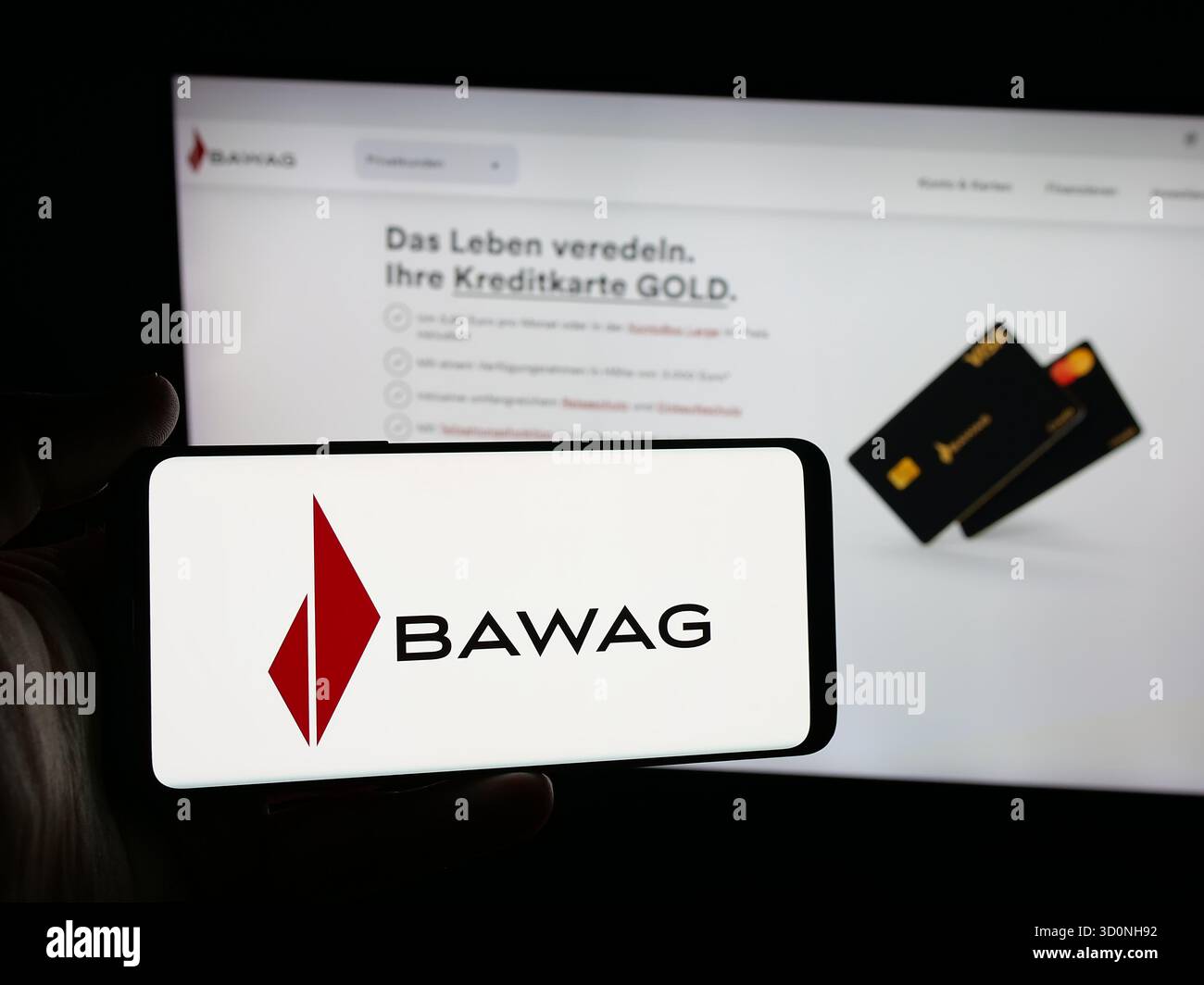 Stuttgart, Deutschland, 18.10.2025: Person mit Smartphone mit Logo des österreichischen Finanzdienstleisters BAWAG auf dem Bildschirm vor der Website. Fokus Stockfoto