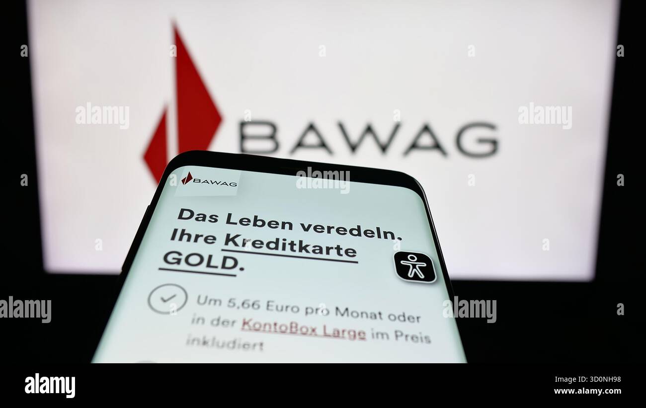 Stuttgart, 18.10.2025: Mobiltelefon mit Website des österreichischen Finanzdienstleisters BAWAG auf dem Bildschirm vor Logo. Fokus oben links Stockfoto