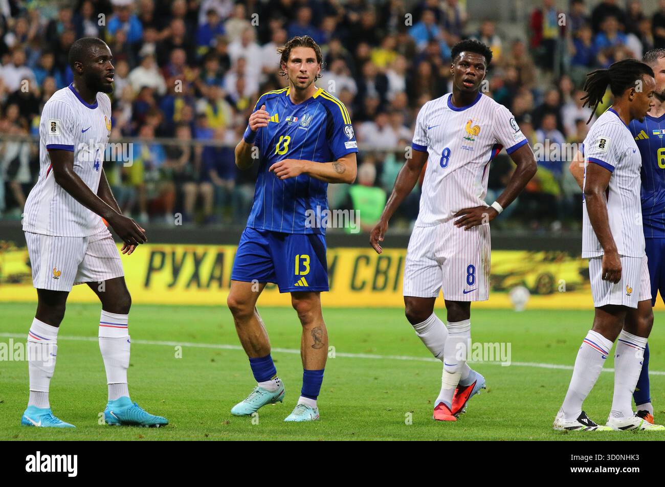 Breslau, Polen - 5. September 2025: Illia Zabarnyi aus der Ukraine (#13) und Aurelien Tchouameni aus Frankreich (#8) während der Qualifikationsrunde zur FIFA-Weltmeisterschaft 2026 in der Tarczynski Arena Stockfoto