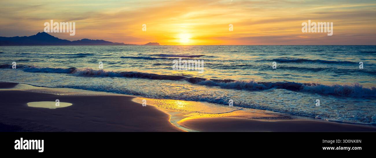 Seascape am frühen Morgen. Sonnenaufgang über dem Meer Stockfoto