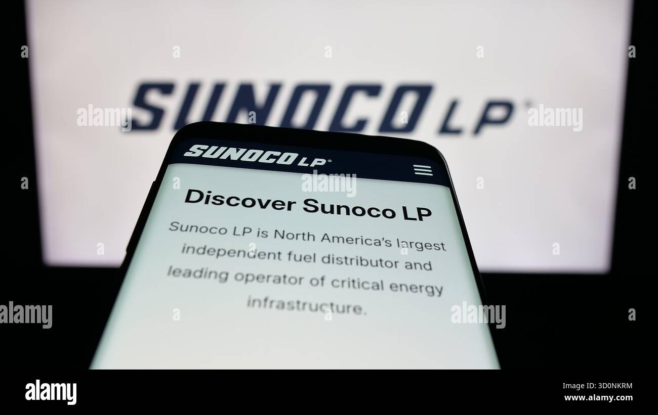 Stuttgart, Deutschland - 18.10.2025: Mobiltelefon mit Website des US-amerikanischen Erdölunternehmens Sunoco LP auf dem Bildschirm vor dem Logo. Stockfoto