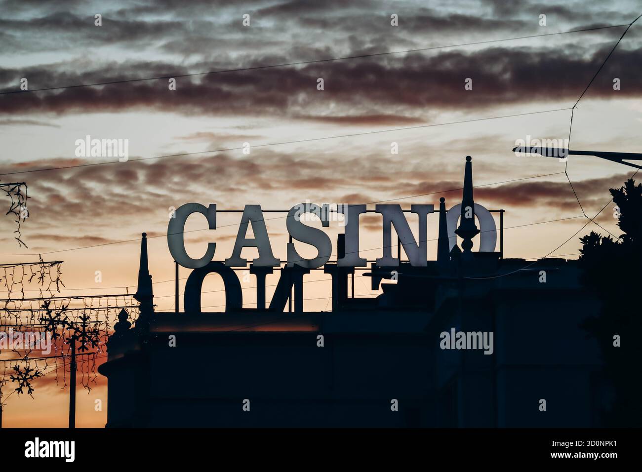 Menton, Frankreich - 6. Januar 2024: Das berühmte Kasino im Zentrum von Menton, im Süden Frankreichs Stockfoto