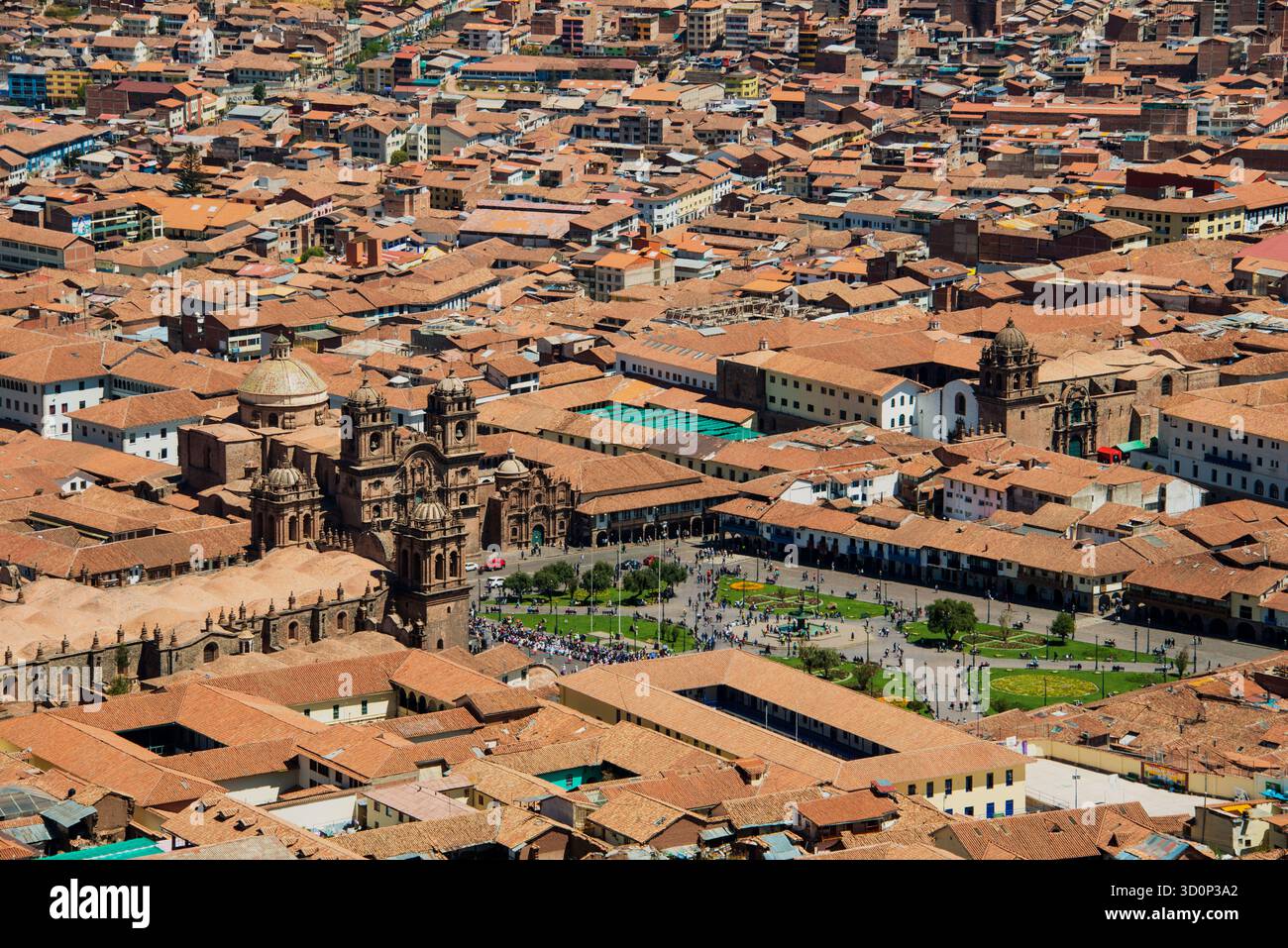 Aus der Vogelperspektive auf die Plaza de Armas in Cusco, Peru, mit Blick auf die Kathedrale und die umliegenden Gebäude mit riesigen Terrakotta-Dächern Stockfoto
