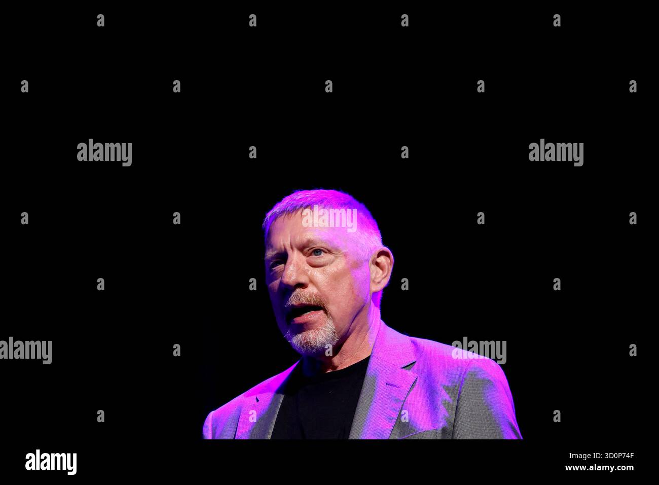 Tennislegende Boris Becker auf der Veranstaltung lit.Cologne stellt sein neues Buch „Inside. Gewinnen - verlieren - neu starten im Theater am Tanzbrunnen. Köln, 21. Oktober 2025 Stockfoto