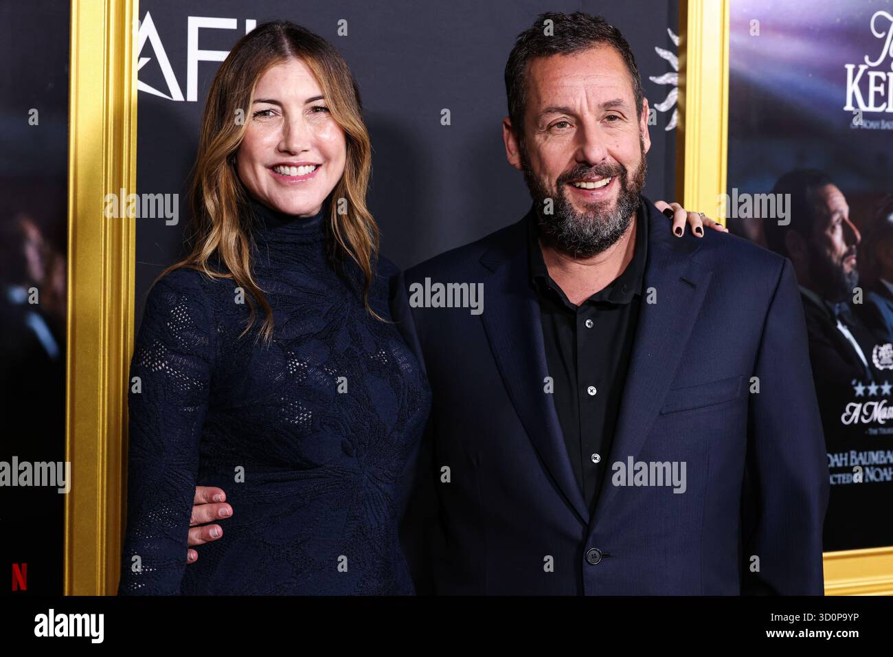 HOLLYWOOD, LOS ANGELES, KALIFORNIEN, USA - 23. OKTOBER: Die US-amerikanische Schauspielerin und Ex-Model Jackie Sandler und der US-amerikanische Schauspieler und Komiker Adam Sandler kommen beim AFI (American Film Institute) fest 2025, das von Canva präsentiert wird - Premiere von Netflix 'Jay Kelly', das am 23. Oktober 2025 im TCL Chinese Theatre IMAX in Hollywood, Los Angeles, Kalifornien, USA stattfand. (Foto: Xavier Collin/Image Press Agency) Stockfoto