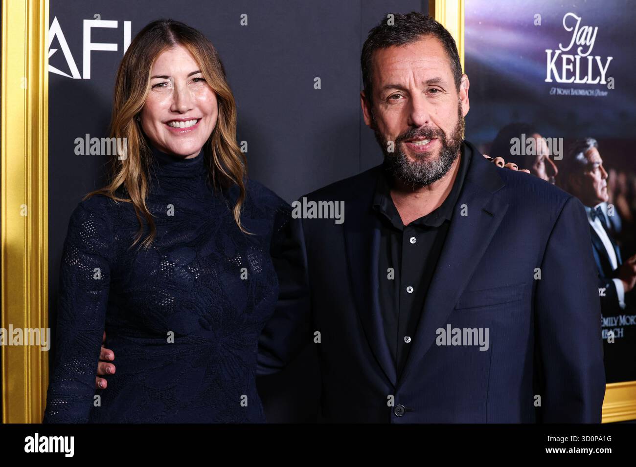 HOLLYWOOD, LOS ANGELES, KALIFORNIEN, USA - 23. OKTOBER: Die US-amerikanische Schauspielerin und Ex-Model Jackie Sandler und der US-amerikanische Schauspieler und Komiker Adam Sandler kommen beim AFI (American Film Institute) fest 2025, das von Canva präsentiert wird - Premiere von Netflix 'Jay Kelly', das am 23. Oktober 2025 im TCL Chinese Theatre IMAX in Hollywood, Los Angeles, Kalifornien, USA stattfand. (Foto: Xavier Collin/Image Press Agency) Stockfoto