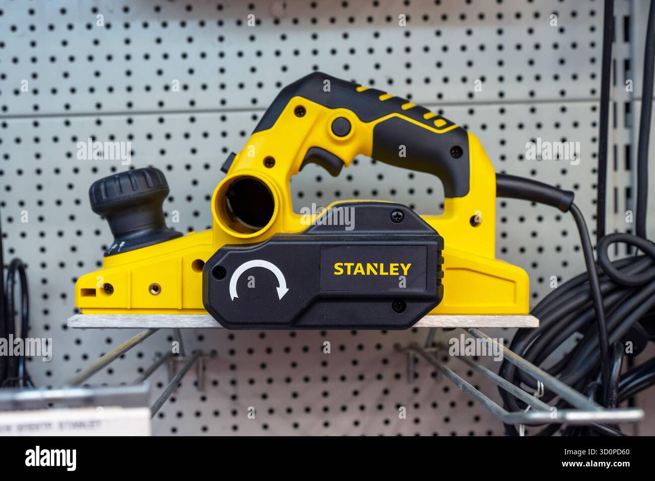 Stanley Elektrohobel für Holz in einem Ladenregal. Elektrischer Hobel für präzises Formen und Glätten von Holz. Minsk, Weißrussland - 26. juni 2022 Stockfoto
