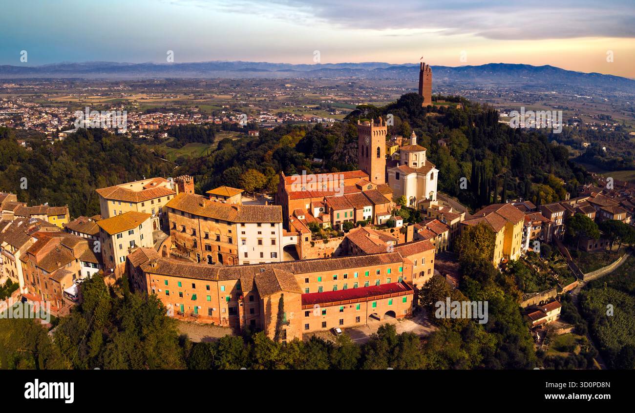 Italien Tourismus. Malerische, wunderschöne mittelalterliche Dörfer der Toskana - San Miniato an der berühmten Via Francigena, umgeben von Weinbergen, Hügeln. Antenne Stockfoto