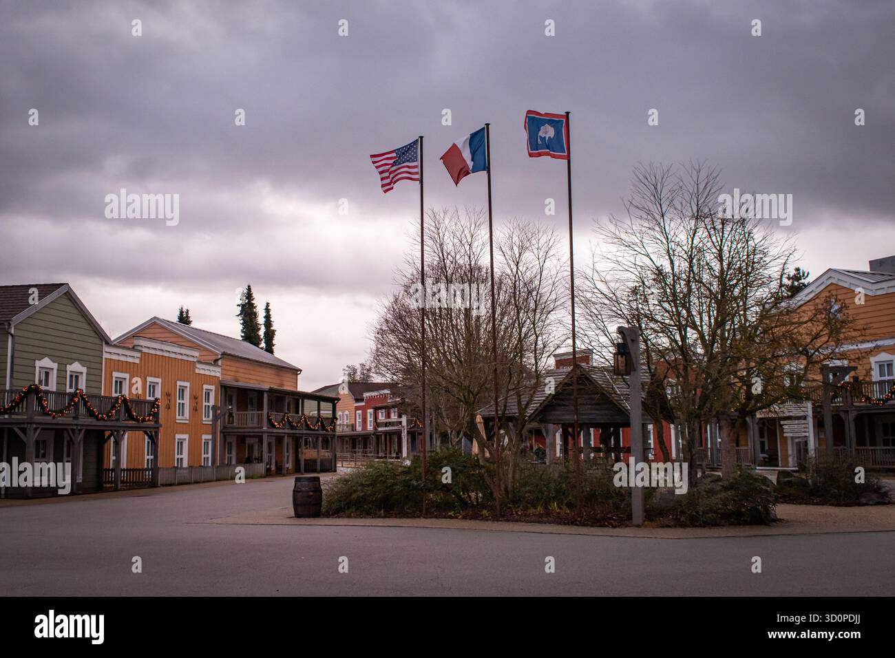 Eine malerische Kleinstadtstraße mit bunten Gebäuden. Stockfoto