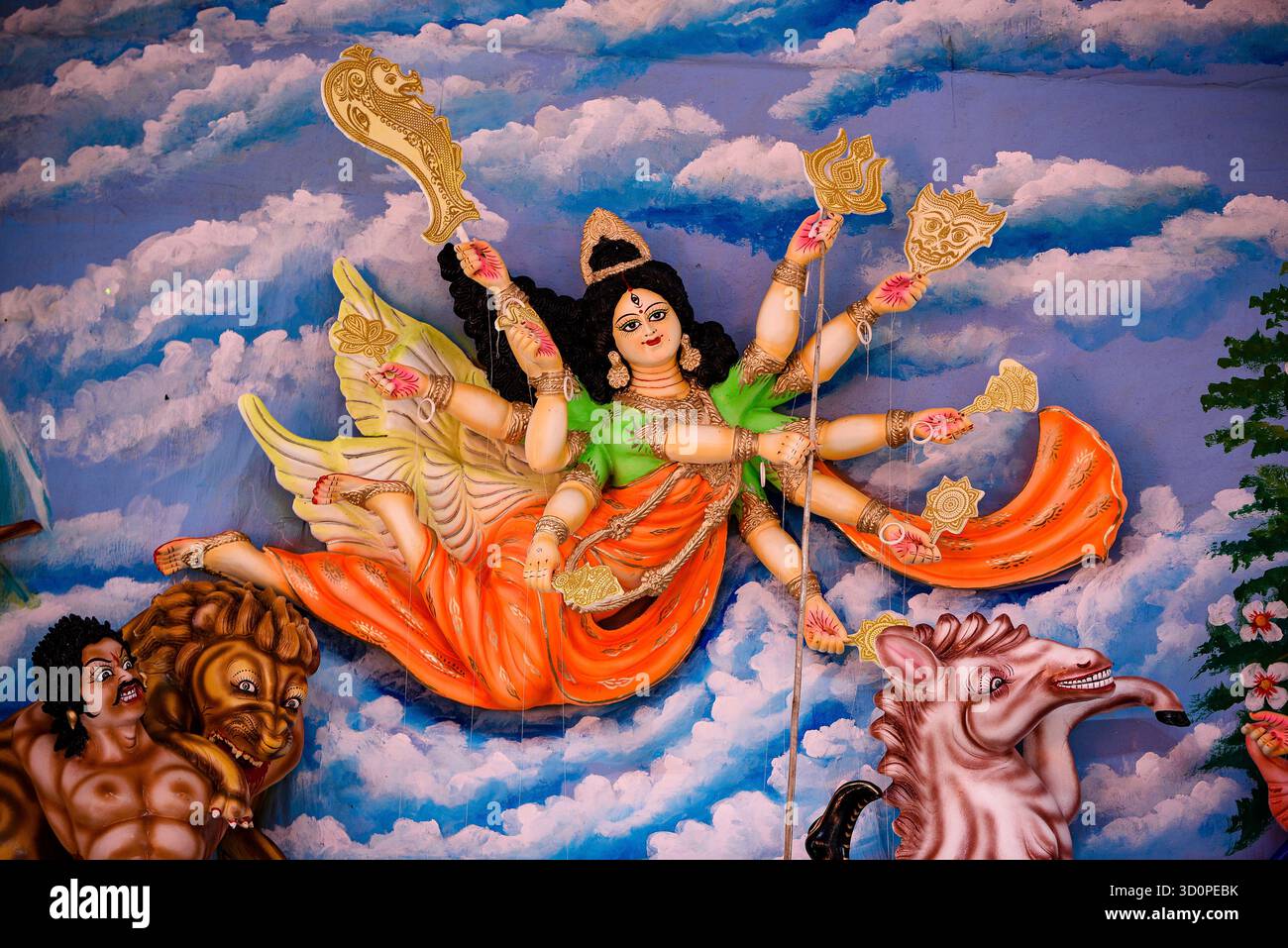 Der Lebendige Durga Puja Schrein Mit Göttin Durga Und Den Betreuern In Kunstvoller Kulisse Stockfoto