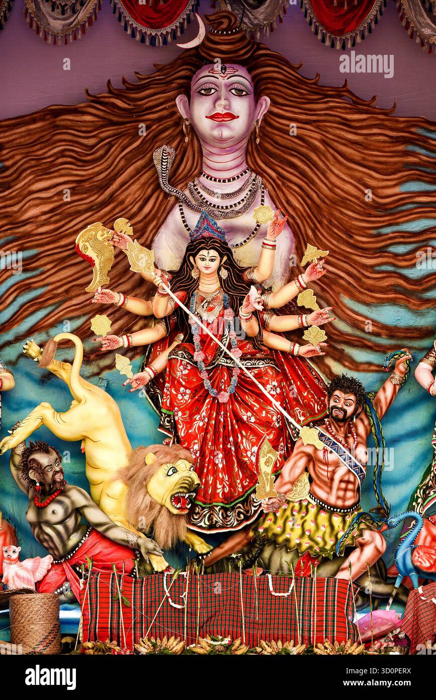 Der Lebendige Durga Puja Schrein Mit Göttin Durga Und Den Betreuern In Kunstvoller Kulisse Stockfoto