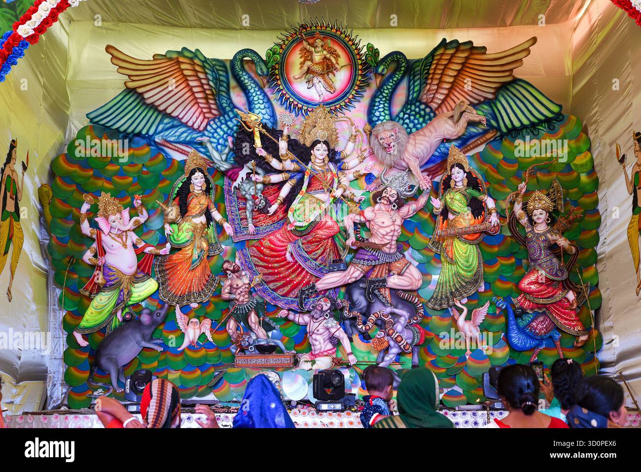 Der Lebendige Durga Puja Schrein Mit Göttin Durga Und Den Betreuern In Kunstvoller Kulisse Stockfoto