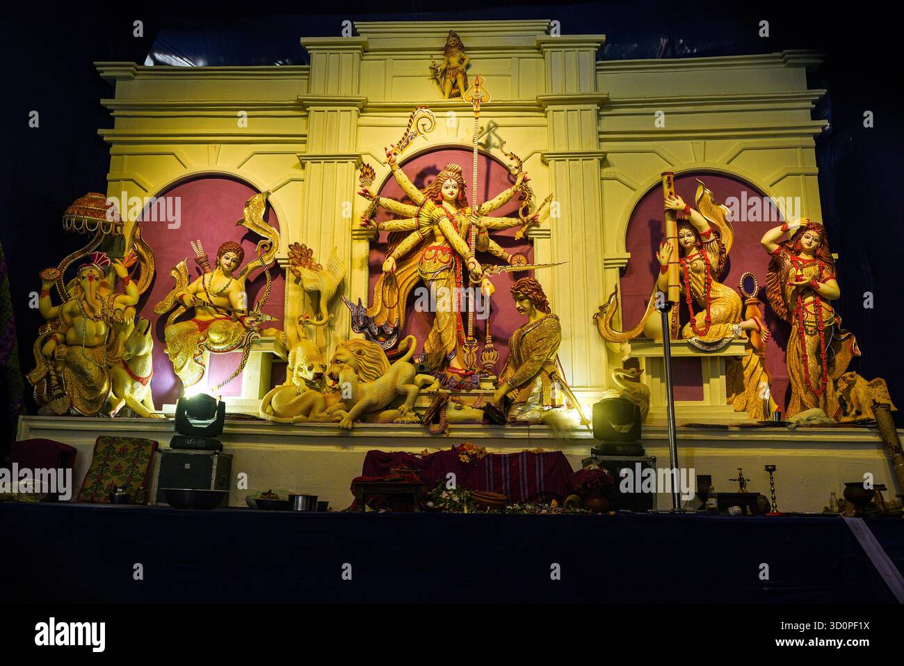 Der Lebendige Durga Puja Schrein Mit Göttin Durga Und Den Betreuern In Kunstvoller Kulisse Stockfoto