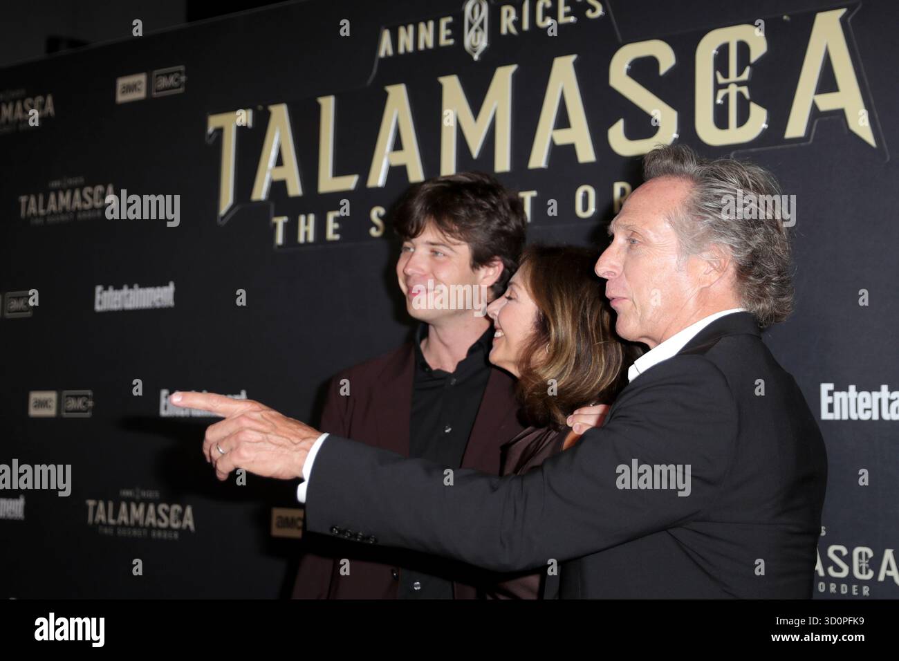 NEW YORK, NEW YORK – 21. OKTOBER 2025: Sam Fichtner, Kymberly Kalil, William Fichtner nimmt an der AMC and Entertainment Weekly Premiere von Anne Rices Talamasca in New York City Teil. Das mit Stars besetzte Event feierte den neuesten Supernatural-Thriller aus dem Anne Rice Immortal Universe und brachte Besetzungsmitglieder, Schöpfer und Fans zusammen, um einen exklusiven ersten Blick auf die mit Spannung erwartete Serie zu werfen. (Foto: Giada Papini Rampelotto/EuropaNewswire) Stockfoto