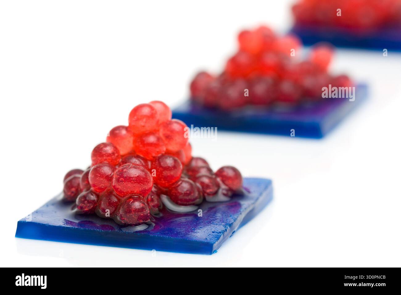 Molekulare Gastronomie Dessert - Himbeerkaviar auf Heidelbeergel Stockfoto